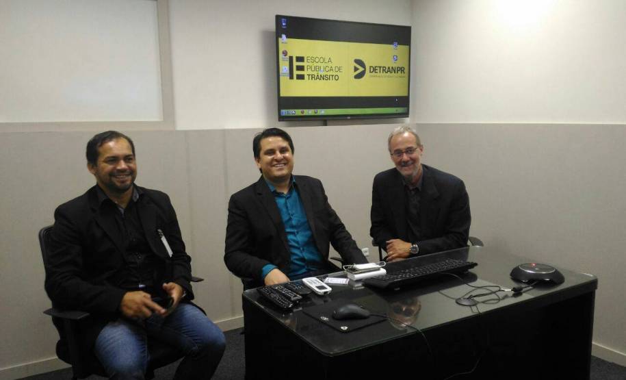 O Departamento de Trânsito do Paraná (Detran) recebeu na quinta-feira (02) o presidente da Associação dos Municípios do Noroeste do Paraná (Amunpar) que também é prefeito de Santa Cruz de Monte Castelo, Fran Boni, na sede da autarquia em Curitiba.