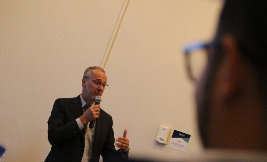 O diretor-geral do Departamento de Trânsito do Paraná (Detran) que também é presidente da Associação Nacional dos Detrans (AND), Marcos Traad, participou nesta sexta-feira (10) do encontro da Associação Nacional dos Postos de Ensaio de Cronotacógrafos (Anpeci), em Curitiba. Objetivo do evento foi debater questões de segurança no trânsito, integrar as autoridades de diversos órgãos e exigir maior controle sobre equipamentos de segurança de uso obrigatório.