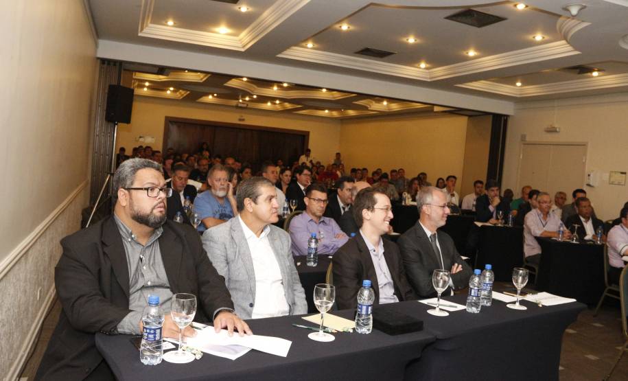 O diretor-geral do Departamento de Trânsito do Paraná (Detran) que também é presidente da Associação Nacional dos Detrans (AND), Marcos Traad, participou nesta sexta-feira (10) do encontro da Associação Nacional dos Postos de Ensaio de Cronotacógrafos (Anpeci), em Curitiba. Objetivo do evento foi debater questões de segurança no trânsito, integrar as autoridades de diversos órgãos e exigir maior controle sobre equipamentos de segurança de uso obrigatório.