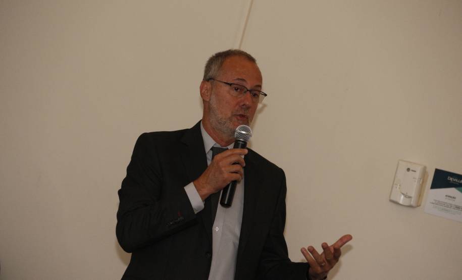 O diretor-geral do Departamento de Trânsito do Paraná (Detran) que também é presidente da Associação Nacional dos Detrans (AND), Marcos Traad, participou nesta sexta-feira (10) do encontro da Associação Nacional dos Postos de Ensaio de Cronotacógrafos (Anpeci), em Curitiba. Objetivo do evento foi debater questões de segurança no trânsito, integrar as autoridades de diversos órgãos e exigir maior controle sobre equipamentos de segurança de uso obrigatório.