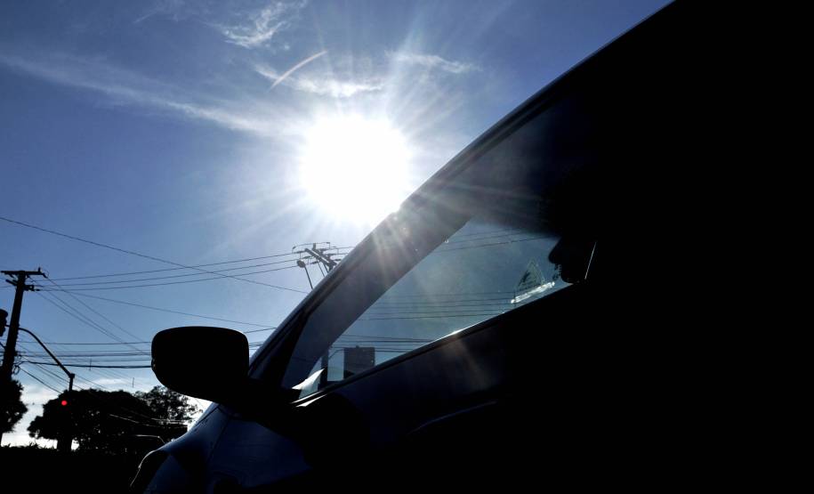 A rotina apressada, os deslocamentos constantes e alguns gestos e situações comuns do dia a dia podem fazer com que muitos pais percam a atenção no trânsito enquanto dirigem. O Departamento de Trânsito do Paraná (Detran) traz dicas que podem ajudar o condutor a redobrar os cuidados com crianças dentro do veículo.