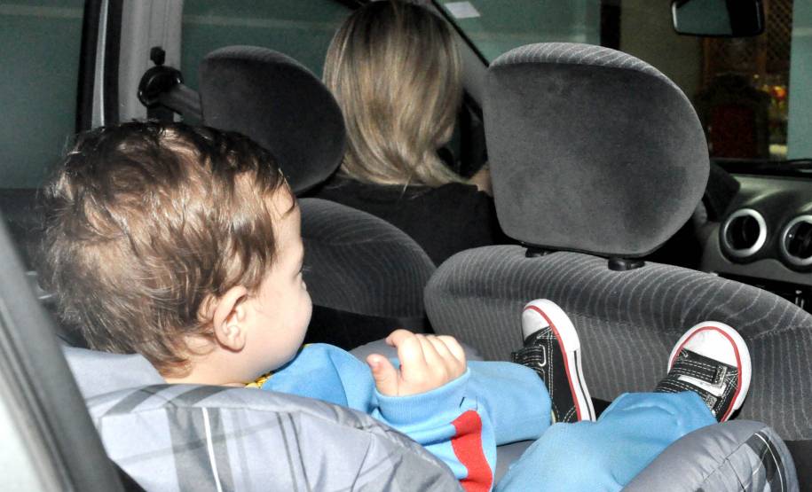 A rotina apressada, os deslocamentos constantes e alguns gestos e situações comuns do dia a dia podem fazer com que muitos pais percam a atenção no trânsito enquanto dirigem. O Departamento de Trânsito do Paraná (Detran) traz dicas que podem ajudar o condutor a redobrar os cuidados com crianças dentro do veículo.