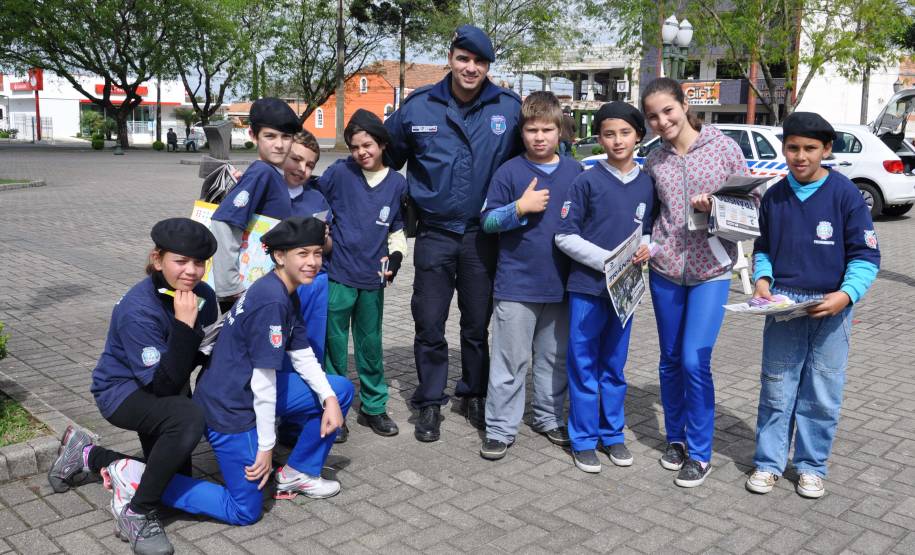 Com o tema “Álcool, outras drogas e a segurança no trânsito: efeitos, responsabilidades e escolhas” as ações incluíram blitz educativas, palestras em escolas, serviços do Detran Móvel e a entrega de um terminal de autoatendimento para a Ciretran da cidade.