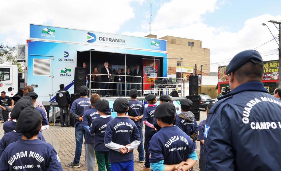 Com o tema “Álcool, outras drogas e a segurança no trânsito: efeitos, responsabilidades e escolhas” as ações incluíram blitz educativas, palestras em escolas, serviços do Detran Móvel e a entrega de um terminal de autoatendimento para a Ciretran da cidade.