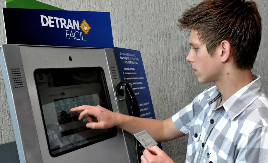 O Departamento de Trânsito do Paraná inicia a segunda etapa de instalação dos terminais de autoatendimento, para solução rápida de serviços que não exijam a presença dos usuários nas sedes do Detran.
