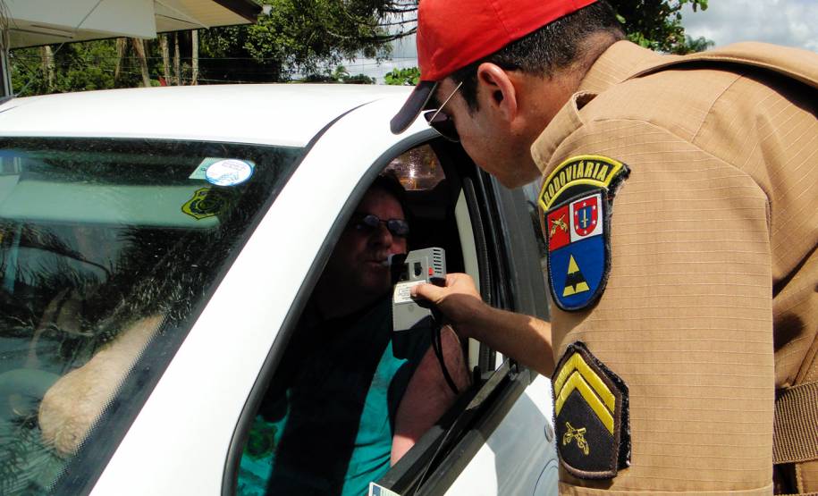 O feriadão de Carnaval terminou com mais acidentes e mortes nas rodovias paranaenses, em comparação com o ano passado. De acordo com o balanço divulgado nesta quarta-feira (01) pela Polícia Militar do Paraná, foram registrados 133 acidentes com 132 feridos e 10 mortos, além de três atropelamentos neste feriado. No mesmo período do ano anterior, foram 127 acidentes, 129 feridos, sete mortos e três atropelamentos.