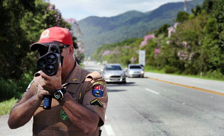 O feriadão de Carnaval terminou com mais acidentes e mortes nas rodovias paranaenses, em comparação com o ano passado. De acordo com o balanço divulgado nesta quarta-feira (01) pela Polícia Militar do Paraná, foram registrados 133 acidentes com 132 feridos e 10 mortos, além de três atropelamentos neste feriado. No mesmo período do ano anterior, foram 127 acidentes, 129 feridos, sete mortos e três atropelamentos.