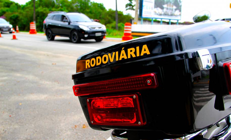 O feriadão de Carnaval terminou com mais acidentes e mortes nas rodovias paranaenses, em comparação com o ano passado. De acordo com o balanço divulgado nesta quarta-feira (01) pela Polícia Militar do Paraná, foram registrados 133 acidentes com 132 feridos e 10 mortos, além de três atropelamentos neste feriado. No mesmo período do ano anterior, foram 127 acidentes, 129 feridos, sete mortos e três atropelamentos.