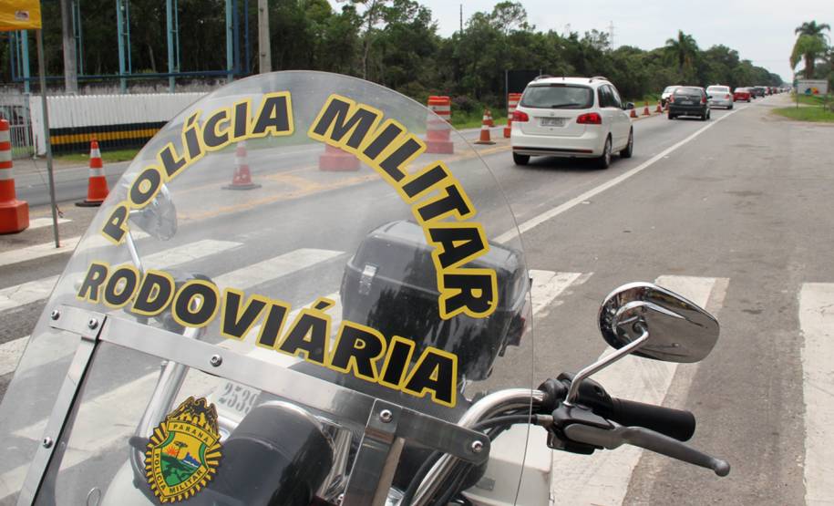 O feriadão de Carnaval terminou com mais acidentes e mortes nas rodovias paranaenses, em comparação com o ano passado. De acordo com o balanço divulgado nesta quarta-feira (01) pela Polícia Militar do Paraná, foram registrados 133 acidentes com 132 feridos e 10 mortos, além de três atropelamentos neste feriado. No mesmo período do ano anterior, foram 127 acidentes, 129 feridos, sete mortos e três atropelamentos.