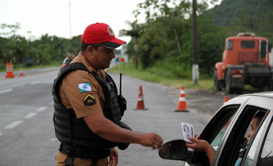 O feriadão de Carnaval terminou com mais acidentes e mortes nas rodovias paranaenses, em comparação com o ano passado. De acordo com o balanço divulgado nesta quarta-feira (01) pela Polícia Militar do Paraná, foram registrados 133 acidentes com 132 feridos e 10 mortos, além de três atropelamentos neste feriado. No mesmo período do ano anterior, foram 127 acidentes, 129 feridos, sete mortos e três atropelamentos.