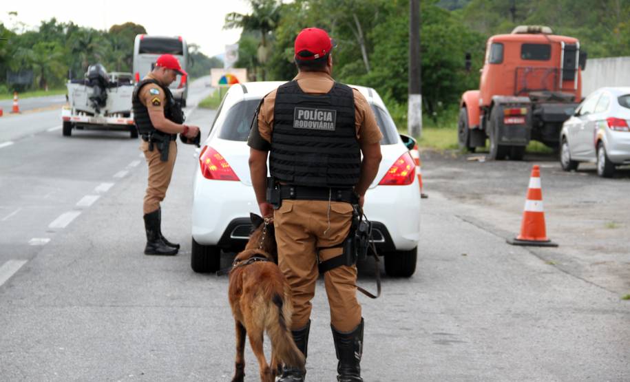 O feriadão de Carnaval terminou com mais acidentes e mortes nas rodovias paranaenses, em comparação com o ano passado. De acordo com o balanço divulgado nesta quarta-feira (01) pela Polícia Militar do Paraná, foram registrados 133 acidentes com 132 feridos e 10 mortos, além de três atropelamentos neste feriado. No mesmo período do ano anterior, foram 127 acidentes, 129 feridos, sete mortos e três atropelamentos.
