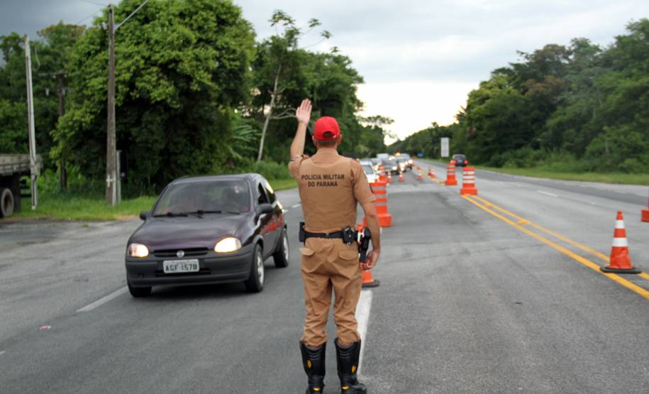 O feriadão de Carnaval terminou com mais acidentes e mortes nas rodovias paranaenses, em comparação com o ano passado. De acordo com o balanço divulgado nesta quarta-feira (01) pela Polícia Militar do Paraná, foram registrados 133 acidentes com 132 feridos e 10 mortos, além de três atropelamentos neste feriado. No mesmo período do ano anterior, foram 127 acidentes, 129 feridos, sete mortos e três atropelamentos.