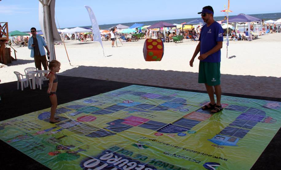 Centenas de pessoas já passaram pela tenda recreativa do Departamento Estadual de Trânsito do Paraná (DETRAN-PR) que está montada na Avenida Atlântica em Matinhos (PR), Litoral do estado.Foto: Soldado Adilson Voinaski Afonso
