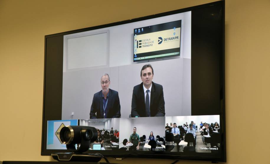 O Conselho Estadual de Trânsito (Cetran), com apoio do Departamento de Trânsito do Paraná (Detran), quer interagir com as prefeituras e auxiliar na melhor gestão do tráfego nos municípios do Estado. Todos os meses, os conselheiros do Cetran vão conversar com gestores da área nas cidades para discutir legislação e mudanças necessárias, usando o Sistema de Videoconferência do Detran.