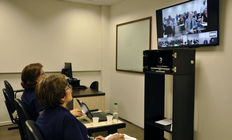 O Conselho Estadual de Trânsito (Cetran), com apoio do Departamento de Trânsito do Paraná (Detran), quer interagir com as prefeituras e auxiliar na melhor gestão do tráfego nos municípios do Estado. Todos os meses, os conselheiros do Cetran vão conversar com gestores da área nas cidades para discutir legislação e mudanças necessárias, usando o Sistema de Videoconferência do Detran.