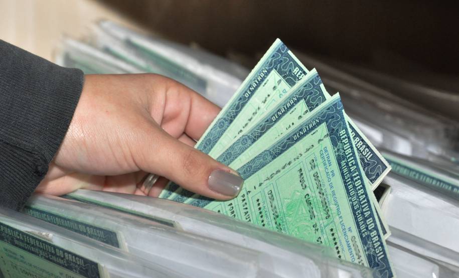 Departamento de Trânsito do Paraná estendeu para outubro o pagamento do licenciamento anual de veículos para placas finais 3, 4 e 5.