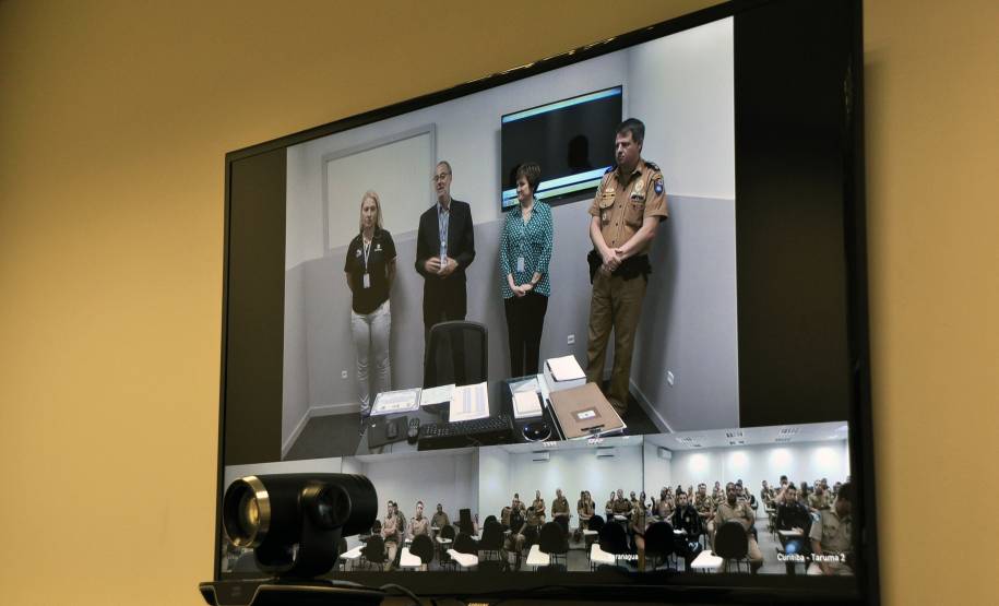 A Polícia Militar do Estado do Paraná (PMPR) vai atualizar ao longo desta semana 5.263 agentes de trânsito em todo o Estado. O treinamento que ocorre por meio do Sistema de Videoconferência do Departamento de Trânsito do Paraná (Detran) tem como objetivo esclarecer alterações na legislação de trânsito e padronizar os procedimentos de fiscalização.