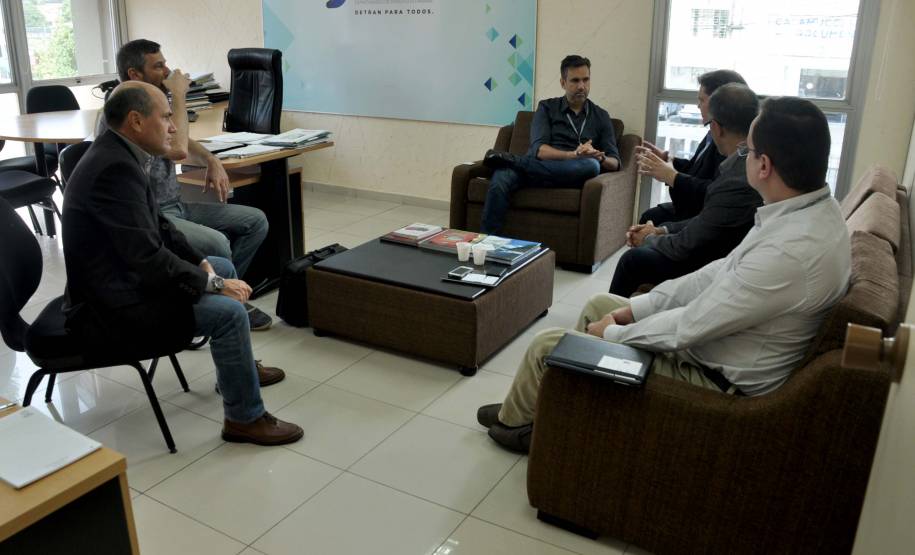 Em busca de referências tecnológicas e inovações em serviços, representantes do Departamento Estadual de Trânsito do Espírito Santo visitaram nesta quinta-feira (16) o Departamento de Trânsito do Paraná (Detran), em Curitiba. No encontro os participantes puderam conhecer o sistema Detran Fácil e a Escola Pública de Trânsito da autarquia.