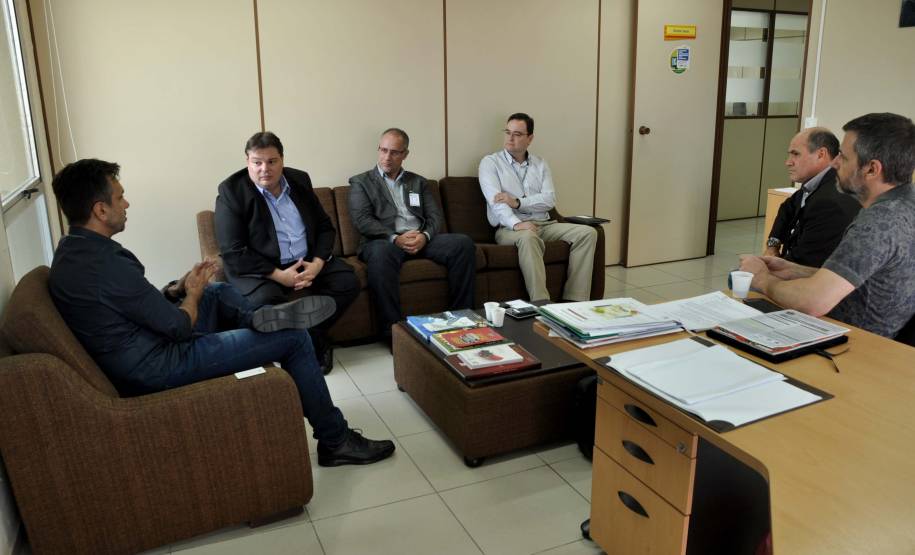 Em busca de referências tecnológicas e inovações em serviços, representantes do Departamento Estadual de Trânsito do Espírito Santo visitaram nesta quinta-feira (16) o Departamento de Trânsito do Paraná (Detran), em Curitiba. No encontro os participantes puderam conhecer o sistema Detran Fácil e a Escola Pública de Trânsito da autarquia.