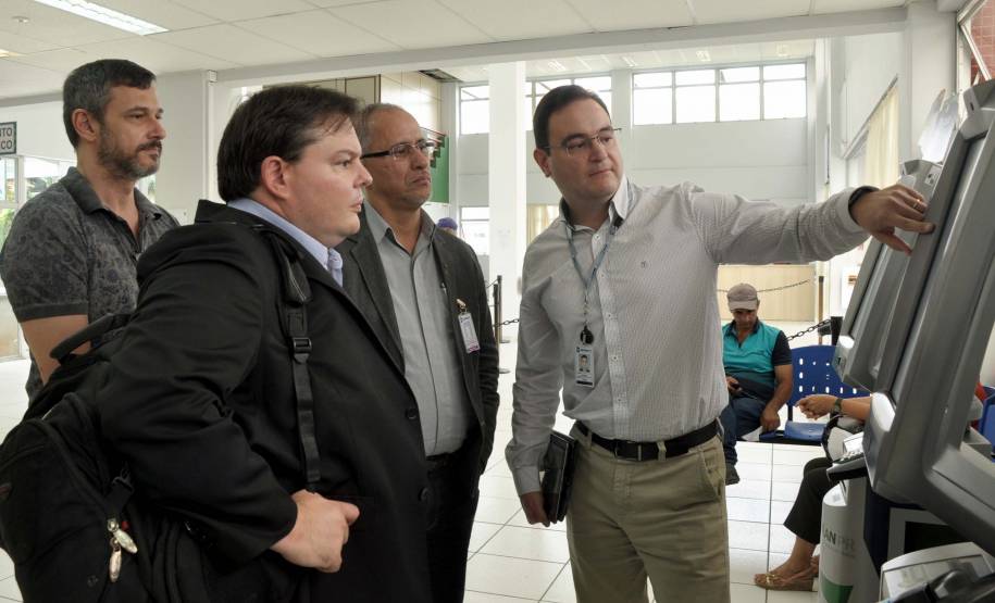 Em busca de referências tecnológicas e inovações em serviços, representantes do Departamento Estadual de Trânsito do Espírito Santo visitaram nesta quinta-feira (16) o Departamento de Trânsito do Paraná (Detran), em Curitiba. No encontro os participantes puderam conhecer o sistema Detran Fácil e a Escola Pública de Trânsito da autarquia.