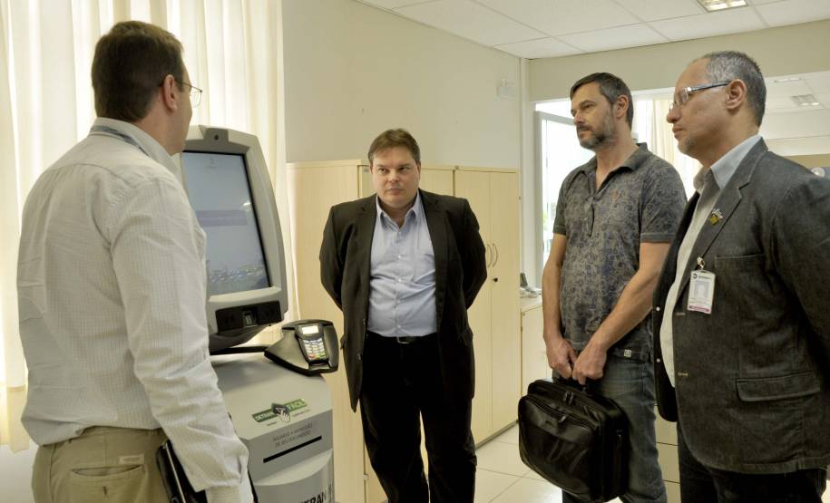 Em busca de referências tecnológicas e inovações em serviços, representantes do Departamento Estadual de Trânsito do Espírito Santo visitaram nesta quinta-feira (16) o Departamento de Trânsito do Paraná (Detran), em Curitiba. No encontro os participantes puderam conhecer o sistema Detran Fácil e a Escola Pública de Trânsito da autarquia.