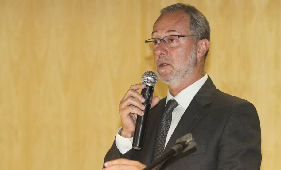 O Departamento de Trânsito do Paraná (Detran) promoveu nesta terça-feira (21), em Curitiba, um encontro técnico com autoridades municipais de 42 cidades do Estado que já estão integradas ao Sistema Nacional de Trânsito. O evento, uma iniciativa inédita da autarquia, teve como público-alvo gestores e equipes operacionais e incluiu palestras e discussões sobre legislação e fiscalização, as mudanças e impactos na segurança viária.