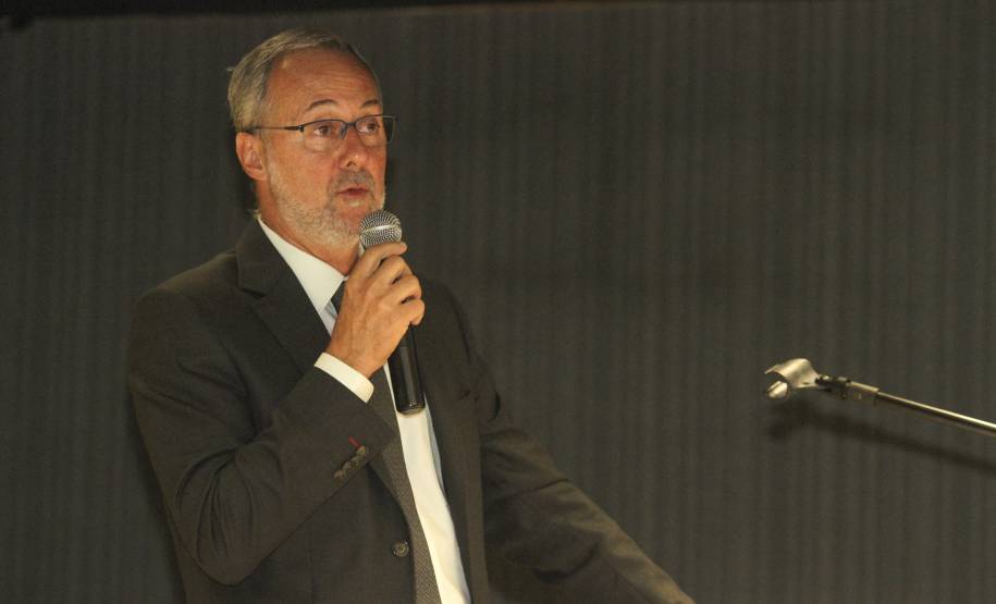 O Departamento de Trânsito do Paraná (Detran) promoveu nesta terça-feira (21), em Curitiba, um encontro técnico com autoridades municipais de 42 cidades do Estado que já estão integradas ao Sistema Nacional de Trânsito. O evento, uma iniciativa inédita da autarquia, teve como público-alvo gestores e equipes operacionais e incluiu palestras e discussões sobre legislação e fiscalização, as mudanças e impactos na segurança viária.