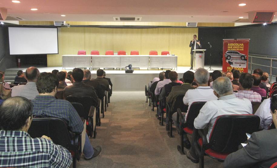 O Departamento de Trânsito do Paraná (Detran) promoveu nesta terça-feira (21), em Curitiba, um encontro técnico com autoridades municipais de 42 cidades do Estado que já estão integradas ao Sistema Nacional de Trânsito. O evento, uma iniciativa inédita da autarquia, teve como público-alvo gestores e equipes operacionais e incluiu palestras e discussões sobre legislação e fiscalização, as mudanças e impactos na segurança viária.