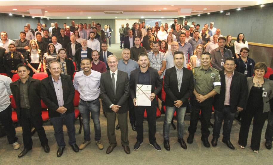 O Departamento de Trânsito do Paraná (Detran) promoveu nesta terça-feira (21), em Curitiba, um encontro técnico com autoridades municipais de 42 cidades do Estado que já estão integradas ao Sistema Nacional de Trânsito. O evento, uma iniciativa inédita da autarquia, teve como público-alvo gestores e equipes operacionais e incluiu palestras e discussões sobre legislação e fiscalização, as mudanças e impactos na segurança viária.