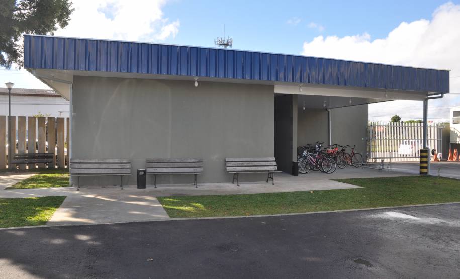 Mesmo com a carteira de habilitação suspensa ou cassada, muitos motoristas insistem em dirigir. No primeiro bimestre de 2017, somente na capital do Estado, 252 condutores foram notificados por cometerem tal infração. Para conscientizar os infratores e incentivar novos comportamentos, o Detran oferece, a partir desta quinta-feira (30), um bicicletário na sede do Tarumã, em Curitiba.