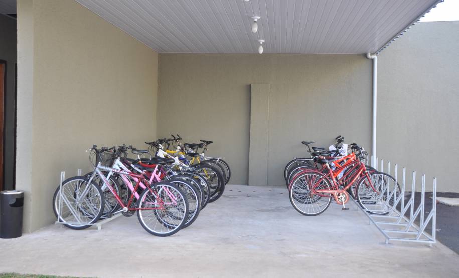 Mesmo com a carteira de habilitação suspensa ou cassada, muitos motoristas insistem em dirigir. No primeiro bimestre de 2017, somente na capital do Estado, 252 condutores foram notificados por cometerem tal infração. Para conscientizar os infratores e incentivar novos comportamentos, o Detran oferece, a partir desta quinta-feira (30), um bicicletário na sede do Tarumã, em Curitiba.