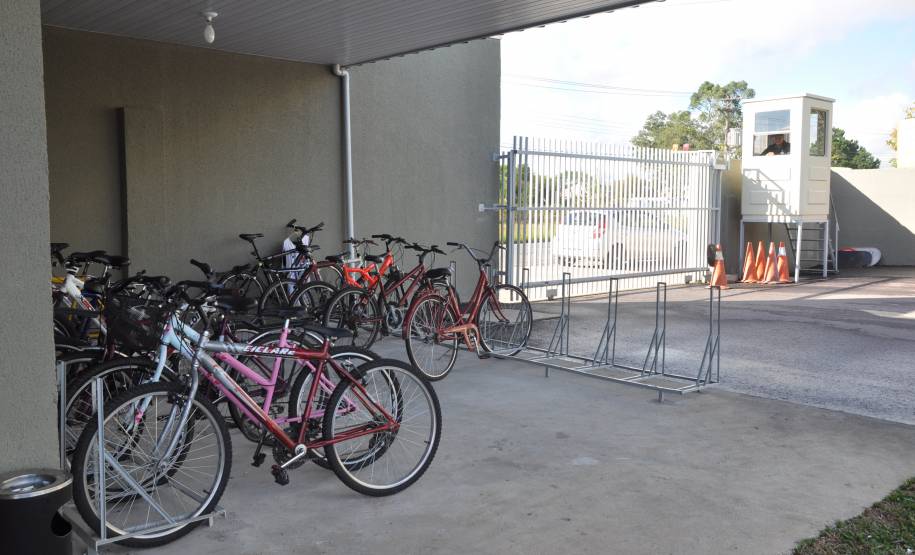 Mesmo com a carteira de habilitação suspensa ou cassada, muitos motoristas insistem em dirigir. No primeiro bimestre de 2017, somente na capital do Estado, 252 condutores foram notificados por cometerem tal infração. Para conscientizar os infratores e incentivar novos comportamentos, o Detran oferece, a partir desta quinta-feira (30), um bicicletário na sede do Tarumã, em Curitiba.