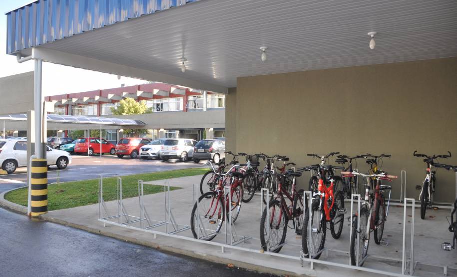 Mesmo com a carteira de habilitação suspensa ou cassada, muitos motoristas insistem em dirigir. No primeiro bimestre de 2017, somente na capital do Estado, 252 condutores foram notificados por cometerem tal infração. Para conscientizar os infratores e incentivar novos comportamentos, o Detran oferece, a partir desta quinta-feira (30), um bicicletário na sede do Tarumã, em Curitiba.