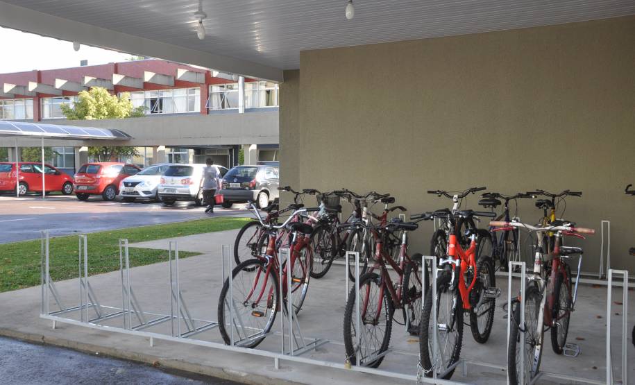 Mesmo com a carteira de habilitação suspensa ou cassada, muitos motoristas insistem em dirigir. No primeiro bimestre de 2017, somente na capital do Estado, 252 condutores foram notificados por cometerem tal infração. Para conscientizar os infratores e incentivar novos comportamentos, o Detran oferece, a partir desta quinta-feira (30), um bicicletário na sede do Tarumã, em Curitiba.