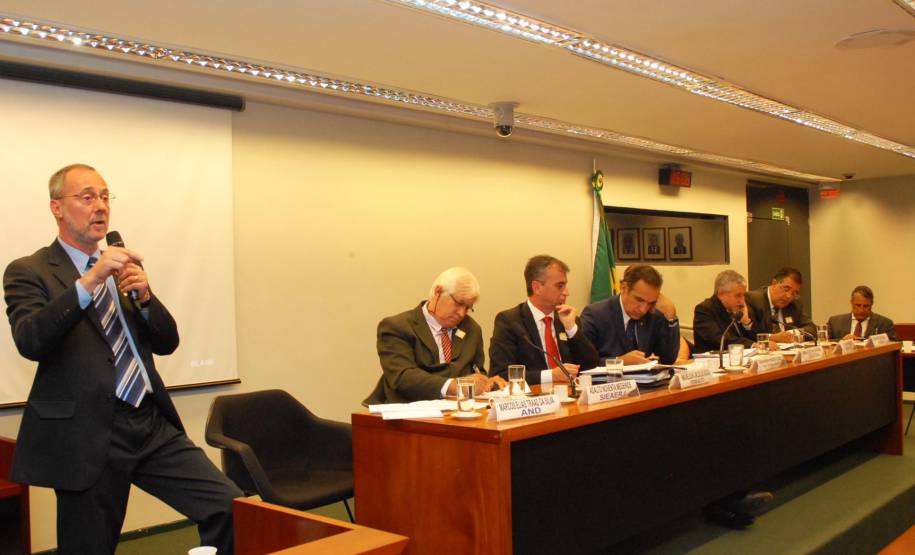 O diretor-geral do Departamento de Trânsito do Paraná, Marcos Traad, defendeu na Câmara dos Deputados, em Brasília, o aumento do número de horas das aulas práticas de direção para candidatos à primeira habilitação.