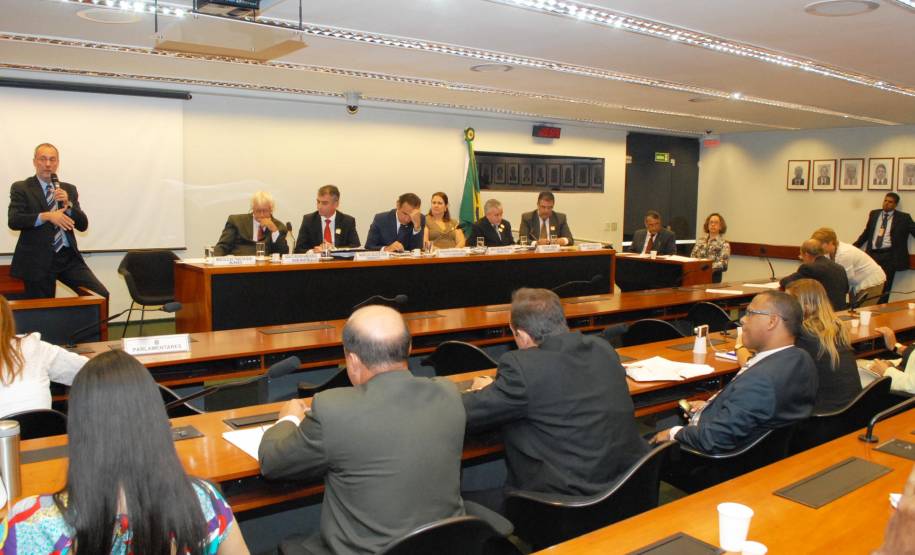 O diretor-geral do Departamento de Trânsito do Paraná, Marcos Traad, defendeu na Câmara dos Deputados, em Brasília, o aumento do número de horas das aulas práticas de direção para candidatos à primeira habilitação.