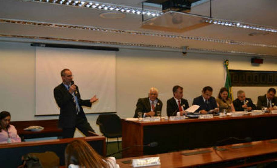 O diretor-geral do Departamento de Trânsito do Paraná, Marcos Traad, defendeu na Câmara dos Deputados, em Brasília, o aumento do número de horas das aulas práticas de direção para candidatos à primeira habilitação.