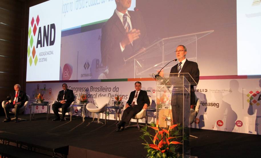 Detran Paraná investe em conhecimento técnico de funcionários em Congresso Os funcionários do Departamento de Trânsito do Paraná (Detran) participaram nesta semana do II Congresso da Associação Nacional dos Detrans em Salvador na Bahia. Objetivo foi permitir a troca de experiências dos profissionais com temas relacionados ao uso das ferramentas digitais no atendimento ao cidadão, a organização de cidades inteligentes e a redução dos acidentes nas ruas e estradas brasileiras.