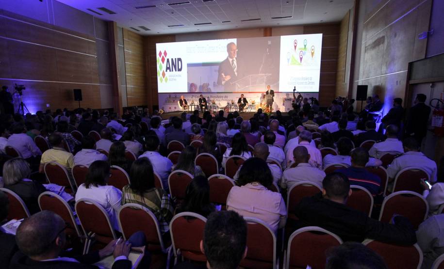 Detran Paraná investe em conhecimento técnico de funcionários em Congresso Os funcionários do Departamento de Trânsito do Paraná (Detran) participaram nesta semana do II Congresso da Associação Nacional dos Detrans em Salvador na Bahia. Objetivo foi permitir a troca de experiências dos profissionais com temas relacionados ao uso das ferramentas digitais no atendimento ao cidadão, a organização de cidades inteligentes e a redução dos acidentes nas ruas e estradas brasileiras.