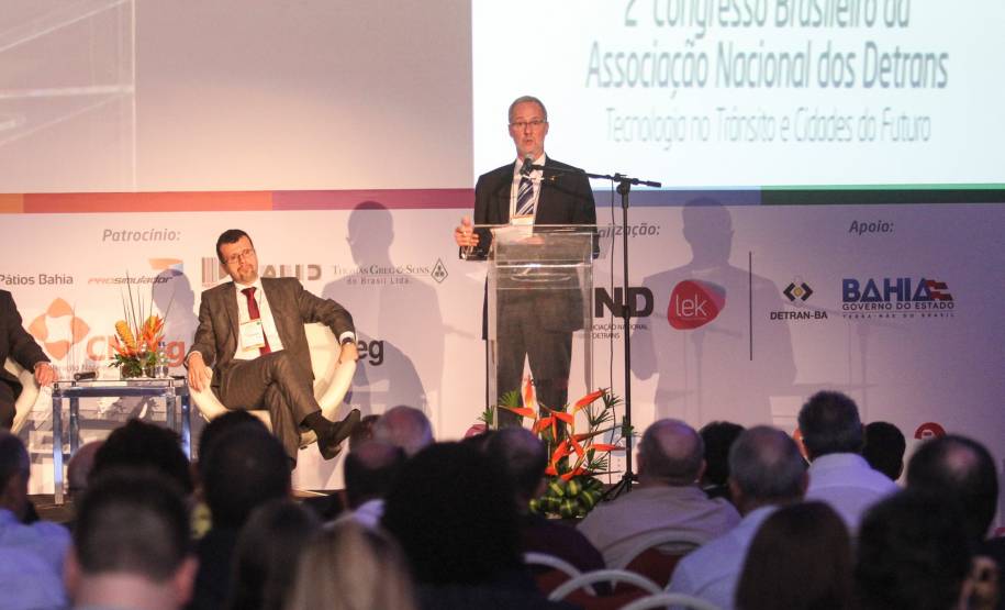 Detran Paraná investe em conhecimento técnico de funcionários em Congresso Os funcionários do Departamento de Trânsito do Paraná (Detran) participaram nesta semana do II Congresso da Associação Nacional dos Detrans em Salvador na Bahia. Objetivo foi permitir a troca de experiências dos profissionais com temas relacionados ao uso das ferramentas digitais no atendimento ao cidadão, a organização de cidades inteligentes e a redução dos acidentes nas ruas e estradas brasileiras.