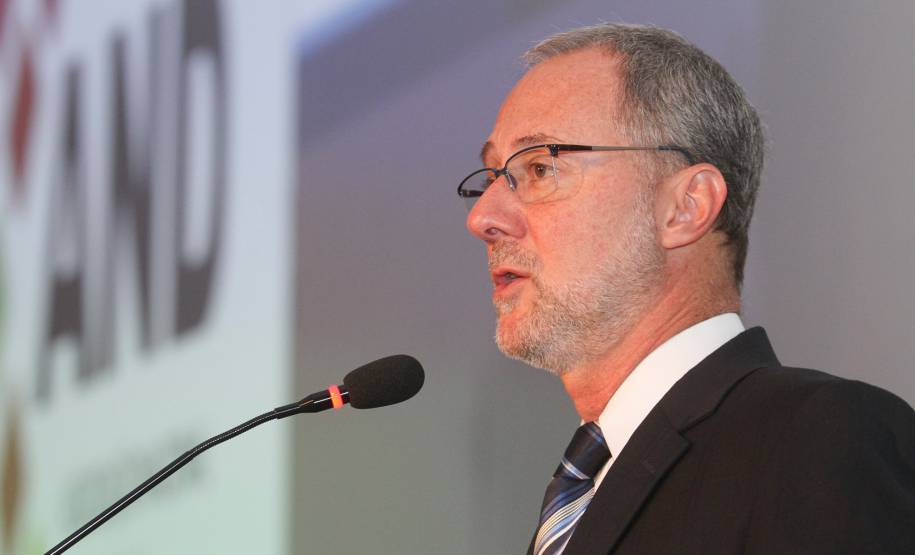 Detran Paraná investe em conhecimento técnico de funcionários em Congresso Os funcionários do Departamento de Trânsito do Paraná (Detran) participaram nesta semana do II Congresso da Associação Nacional dos Detrans em Salvador na Bahia. Objetivo foi permitir a troca de experiências dos profissionais com temas relacionados ao uso das ferramentas digitais no atendimento ao cidadão, a organização de cidades inteligentes e a redução dos acidentes nas ruas e estradas brasileiras.