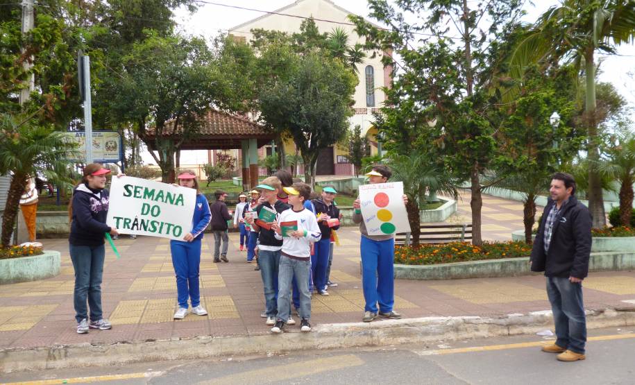 As unidades regionais do Departamento de Trânsito do Paraná realizaram uma série de ações educativas especiais para a Semana Nacional de Trânsito 2013.