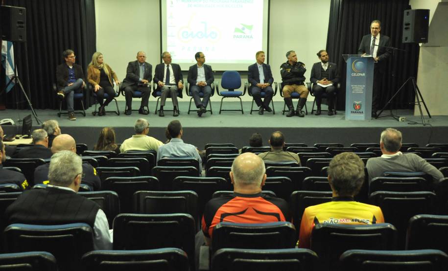 O Departamento de Trânsito do Paraná (Detran) participou nesta terça-feira (16) do I Workshop do Programa Paranaense de Mobilidade por Bicicleta, que abordou o tema bicicleta na estrada. O evento ocorreu em Curitiba e teve como objetivo debater propostas de sustentabilidade, segurança e respeito aos ciclistas no trânsito paranaense.