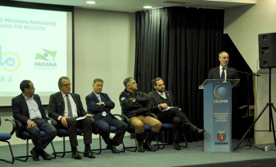 O Departamento de Trânsito do Paraná (Detran) participou nesta terça-feira (16) do I Workshop do Programa Paranaense de Mobilidade por Bicicleta, que abordou o tema bicicleta na estrada. O evento ocorreu em Curitiba e teve como objetivo debater propostas de sustentabilidade, segurança e respeito aos ciclistas no trânsito paranaense.