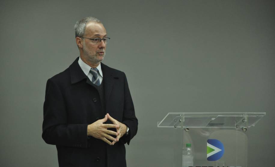 Empresários e prestadores de serviços diretamente ligados ao Departamento de Trânsito do Paraná (Detran), como fabricantes de placas, despachantes, centros de formação de condutores, clinicas credenciadas, seguradoras e revendedoras de veículos, foram recebidos nesta segunda-feira (22), na sede da autarquia em Curitiba, para debater melhorias e soluções.