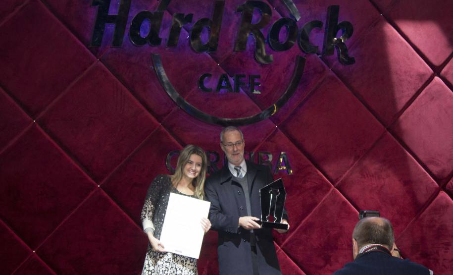 O Departamento de Trânsito do Paraná (Detran) recebeu o troféu de Anunciante do Ano no Prêmio Colunistas Paraná. Foram dois ouros, dois pratas e dois bronzes. A premiação foi concedida, na noite desta segunda-feira (22), pela Associação Brasileira dos Colunistas de Marketing e Propaganda (Abracomp), no Hard Rock Café, em Curitiba. Os prêmios visam reconhecer o trabalho de empresas e profissionais no mercado paranaense pelo potencial criativo e a qualidade.