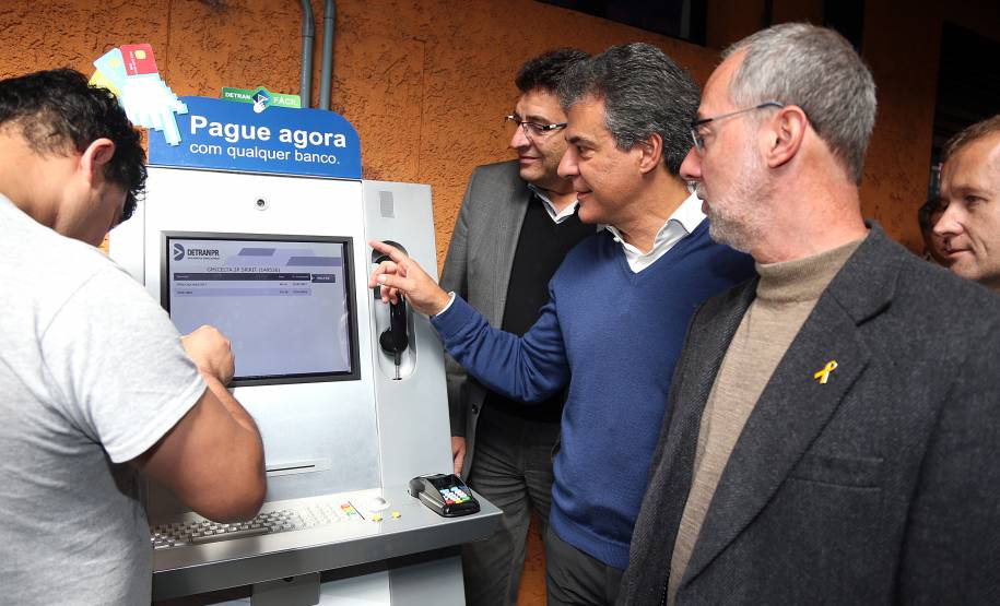 Governador Beto Richa, acompanhado pelo prefeito de Curitiba, Rafael Waldomiro Greca, deiretor-geral do Detran, Marcos Traad e demais autoridades, inaugura os terminais de autoatendimento do Detran na Rua da Cidadânia do Pinheirinho.Curitiba, 23/05/2017
