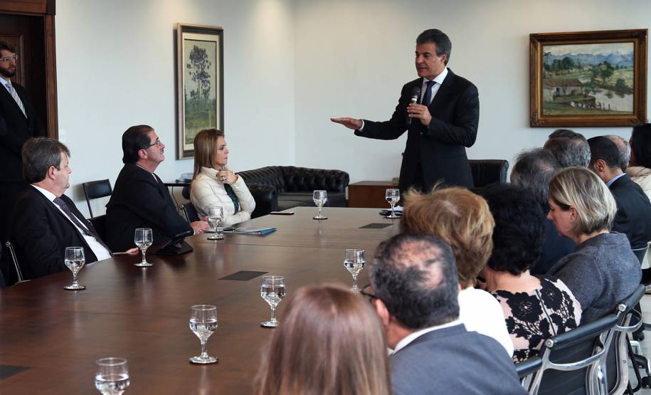 O governador Beto Richa anunciou nesta terça-feira (23) o primeiro curso da Universidade Virtual do Paraná. O curso superior de Tecnologia em Gestão Pública começa mno segundo semestre e marca o início das atividades da Universidade Virtual. O governador, o secretário da Ciência, Tecnologia e Ensino Superior, João Carlos Gomes, e o diretor-geral do Detran, Marcos Traad, assinaram nesta terça-feira (23) o termo de cooperação para a realização do curso.Curitiba, 23/05/2017.
