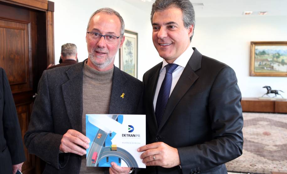 O governador Beto Richa anunciou nesta terça-feira (23) o primeiro curso da Universidade Virtual do Paraná. O curso superior de Tecnologia em Gestão Pública começa mno segundo semestre e marca o início das atividades da Universidade Virtual. O governador, o secretário da Ciência, Tecnologia e Ensino Superior, João Carlos Gomes, e o diretor-geral do Detran, Marcos Traad, assinaram nesta terça-feira (23) o termo de cooperação para a realização do curso.Curitiba, 23/05/2017.