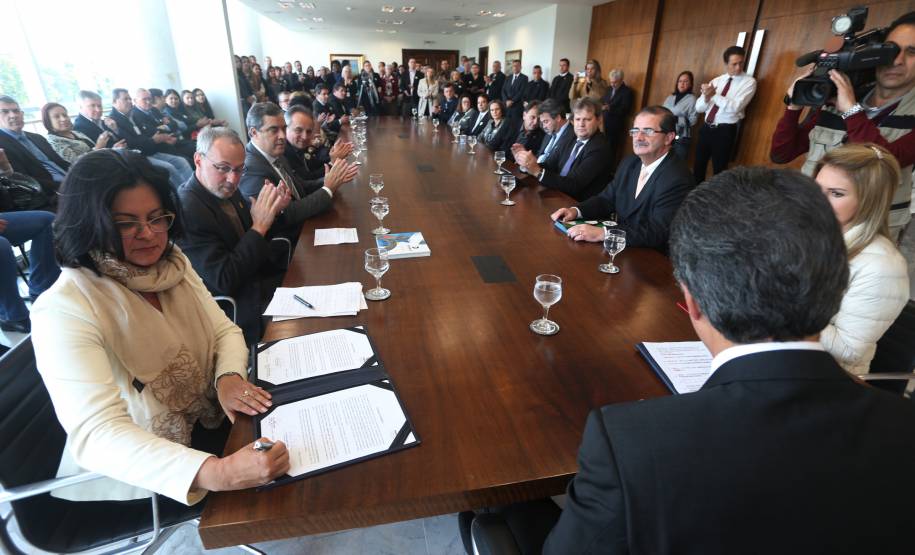 O governador Beto Richa anunciou nesta terça-feira (23) o primeiro curso da Universidade Virtual do Paraná. O curso superior de Tecnologia em Gestão Pública começa mno segundo semestre e marca o início das atividades da Universidade Virtual. O governador, o secretário da Ciência, Tecnologia e Ensino Superior, João Carlos Gomes, e o diretor-geral do Detran, Marcos Traad, assinaram nesta terça-feira (23) o termo de cooperação para a realização do curso.Curitiba, 23/05/2017.